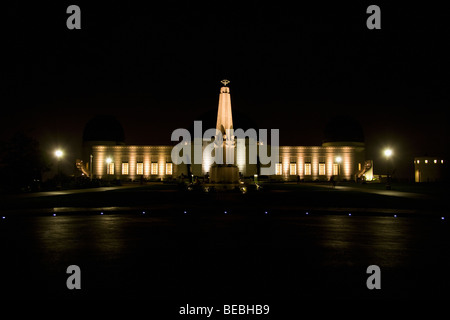 Gebäude leuchtet in der Nacht, Griffith Park Observatory, Los Angeles, Kalifornien, USA Stockfoto