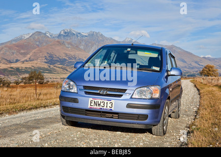 Ein Mietwagen auf eine malerische Landstraße in der Nähe von Glenorchy, Neuseeland Stockfoto