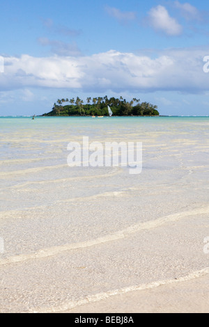 Tropical Island am Horizont von Muri Beach auf Rarotonga in Cook-Inseln in der Südsee gesehen Stockfoto