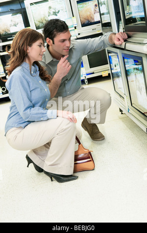 Paar einen Fernseher in einem Supermarkt kaufen Stockfoto