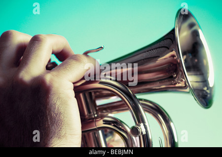 Nahaufnahme eines Mannes, eine Trompete bläst Stockfoto