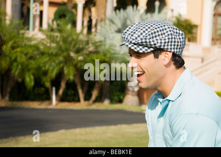 Seitenansicht eines Mannes Lachen in einem Hotel Rasen, Biltmore Hotel, Coral Gables, Florida, USA Stockfoto