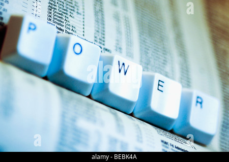 Nahaufnahme der Rechnertastatur Rechtschreibung Wort macht auf eine finanzielle Zeitung Stockfoto