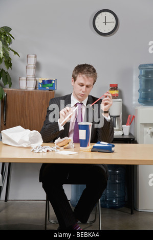 Geschäftsmann mit Trinkhalm in Mittagspause Stockfoto