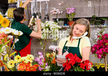 Weibliche Blumengeschäft am Telefon sprechen Stockfoto