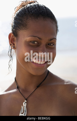 Porträt einer Frau lächelnd am Strand Stockfoto