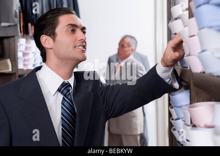 Kunden, die in einem Bekleidungsgeschäft einkaufen Stockfoto