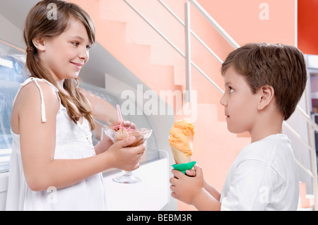 Junge und seine Schwester mit Eis Stockfoto