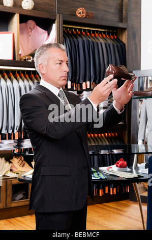 Geschäftsmann, die Auswahl der Schuhe in einem Bekleidungsgeschäft Stockfoto