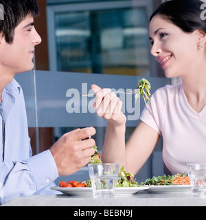 Nahaufnahme eines Paares Salat in einem Restaurant Essen Stockfoto