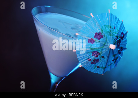 Hawaiian Blue cocktail. weißer Rum, Curacao, Ananassaft, Kokosmilch und Eis. Stockfoto