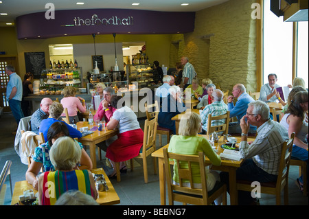 Die Foodhall im Tythe Stall in Abergavenny Food Festival Monmouthshire South Wales UK Stockfoto