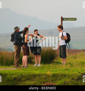 Eine Gruppe von vier Menschen zu Fuß auf dem Lande auf die Blorenge Hügel in der Nähe von Abergavenny Monmouthshire Südwales UK Stockfoto