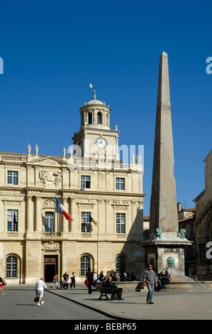 Rathaus (Hôtel de Ville) mit Uhrturm & Hauptplatz (Place De La République) mit Brunnen & Obelisk Arles Provence Frankreich Stockfoto