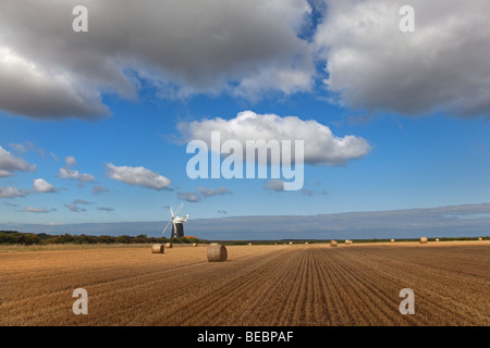 Burnham Mühle Norfolk & Strohballen nach der Ernte im Spätsommer Stockfoto