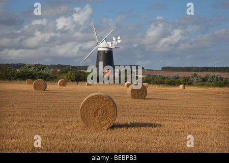 Burnham Mühle Norfolk & Strohballen nach der Ernte im Spätsommer Stockfoto