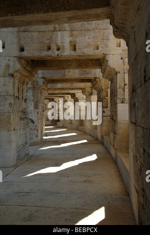 Licht & Schatten in den inneren Gängen des römischen Amphitheater Arena oder Arènes Arles Provence Frankreich Stockfoto