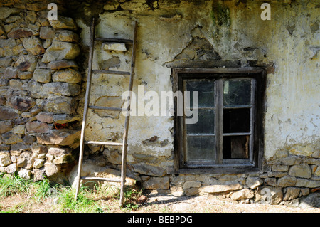 Leiter und Fenster in der kleinen ländlichen Stadt von El Fresnedal, in Piloña, Asturien, Spanien. Stockfoto