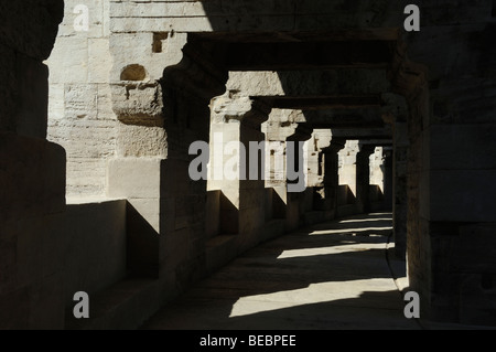 Licht & Schatten in den inneren Gängen des römischen Amphitheater Arena oder Arènes Arles Provence Frankreich Stockfoto