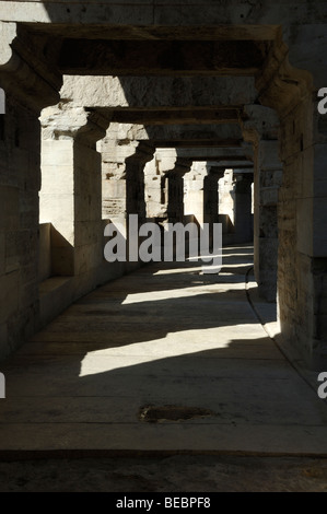 Licht & Schatten in den inneren Gängen des römischen Amphitheater Arena oder Arènes Arles Provence Frankreich Stockfoto