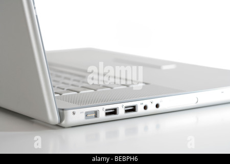 Öffnen Sie dünne silberne Laptop-Computer auf weiß - Seitenansicht Stockfoto