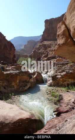 Spektakuläre Wüstenlandschaft auf einer Canyoning-Tour durch das Wadi Zarqa, zwischen Hammamat Ma'in und dem Toten Meer, Jordanien. Stockfoto