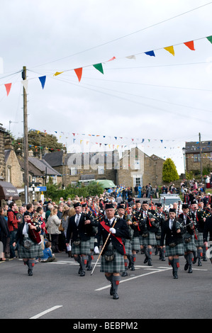 Blaskapelle Eyam Dorf Karneval mit Faschings-Umzug in den Peak District Derbyshire England 2009 Stockfoto