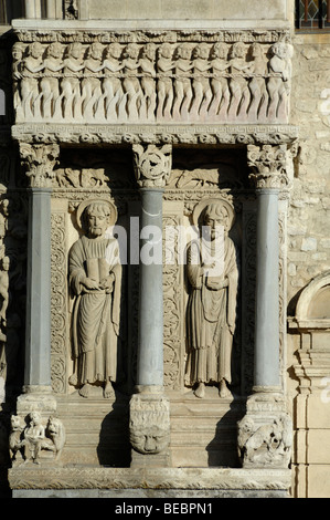 Saint-Skulpturen (James das gerechte & Philip) auf der West-Fassade der romanischen Kirche von Saint-Trophime Arles Provence Frankreich Stockfoto