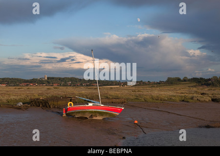 Morston Kai und Blakeney Dorf und Kirche im Hintergrund North Norfolk Stockfoto