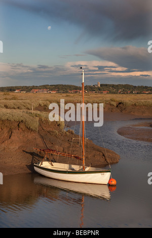 Boot & Moonrise Morston Norfolk Herbst Sonnenuntergang Stockfoto