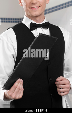 Kellner mit Menü in einem restaurant Stockfoto