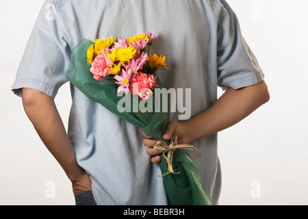 Rückansicht eines Mannes mit Blumen Stockfoto