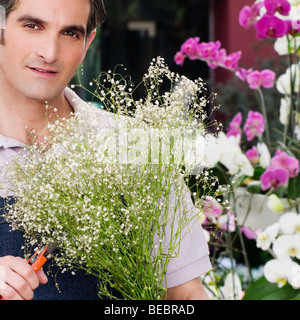 Floristen machen einen Blumenstrauß Stockfoto