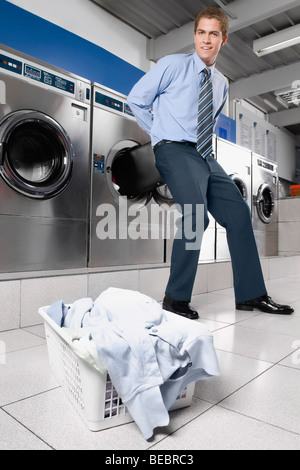 Geschäftsmann, einen Aktenkoffer in die Waschmaschine Stockfoto