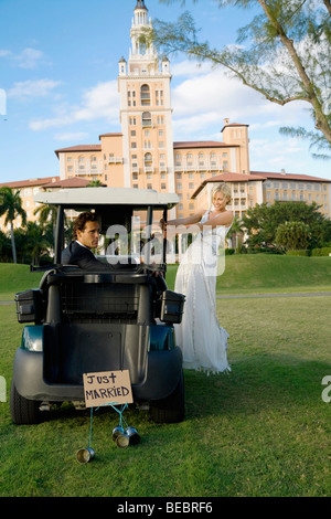 Brautpaar auf dem Golfplatz Biltmore Golf Course, Biltmore Hotel in Coral Gables, Florida, USA Stockfoto