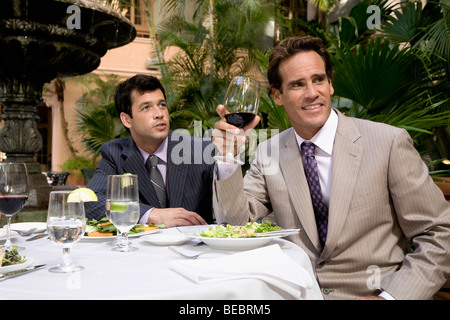 Zwei Geschäftsleute mit Mittagessen in einem Hotel, Biltmore Hotel, Coral Gables, Florida, USA Stockfoto