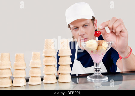Eis Verkäufer hält eine Kirsche Stockfoto