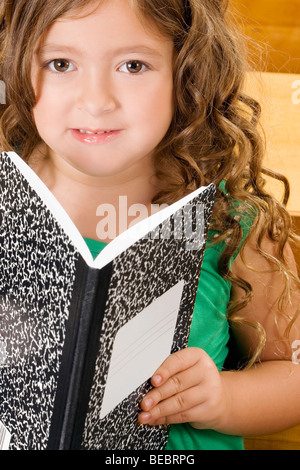 Schulmädchen in einem Klassenzimmer zu studieren Stockfoto