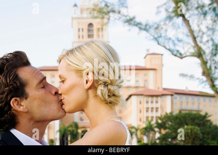 Paar küssen einander, Biltmore Hotel, Biltmore Golf Course, Coral Gables, Florida, USA Stockfoto
