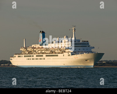 Kreuzfahrtschiff Thomson Spirit verlassen Southampton UK Stockfoto