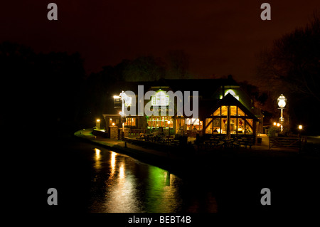 Großbritannien, England, Surrey, Pyrford Sperre Pub, Fluss Wey, Nacht Stockfoto