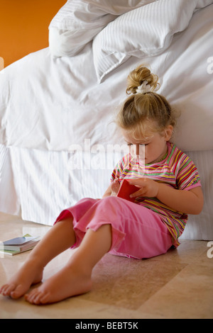 Babymädchen ein Buch hält Stockfoto