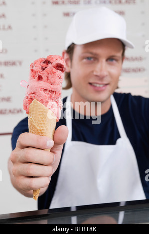 Verkaufssachbearbeiter geben ein Eis in einer Eisdiele Stockfoto