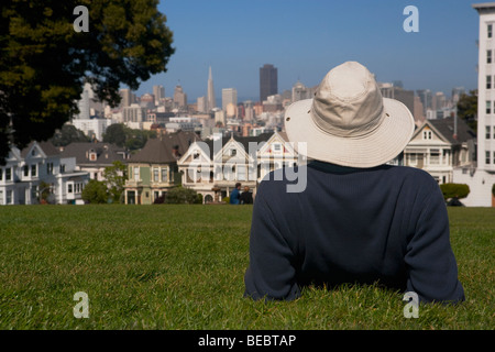 Eine Reihe von viktorianischen Stil Häuser im Hintergrund, Painted Ladies, Alamo Square, San Francisco, Kalifornien, USA Stockfoto