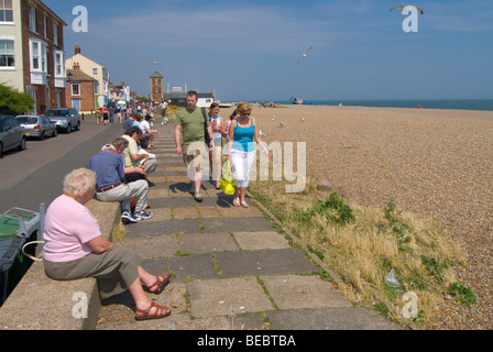 Menschen Sie genießen Sommerurlaub in Aldeburgh, zu Fuß entlang dem Deich Stockfoto