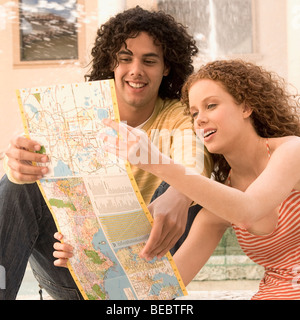 Paar Blick auf eine Karte und lächelnd, Biltmore Hotel, Coral Gables, Florida, USA Stockfoto