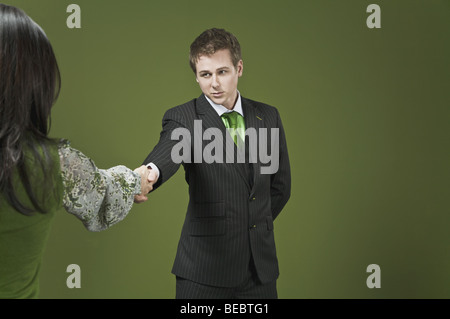 Geschäftsmann Händeschütteln mit eine Geschäftsfrau Stockfoto