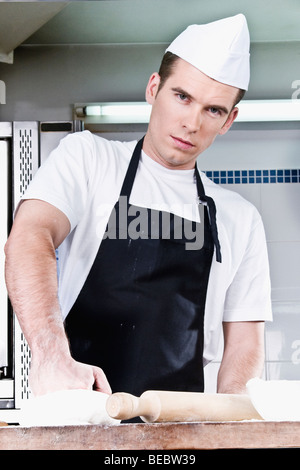 Koch, Pizzateig kneten Stockfoto