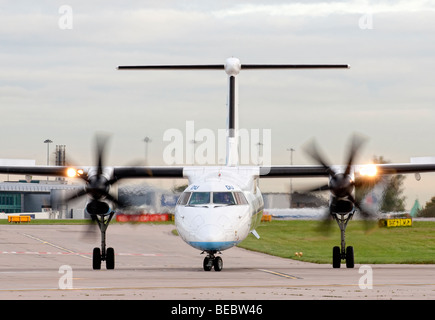 FlyBE Flugzeug Rollen für abheben vom Flughafen Manchester (Ringway Airport) in Manchester, England Stockfoto