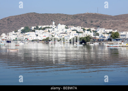 Die malerische Stadt Adamantas, dem wichtigsten Hafen von Milos-Insel (Griechenland) Stockfoto
